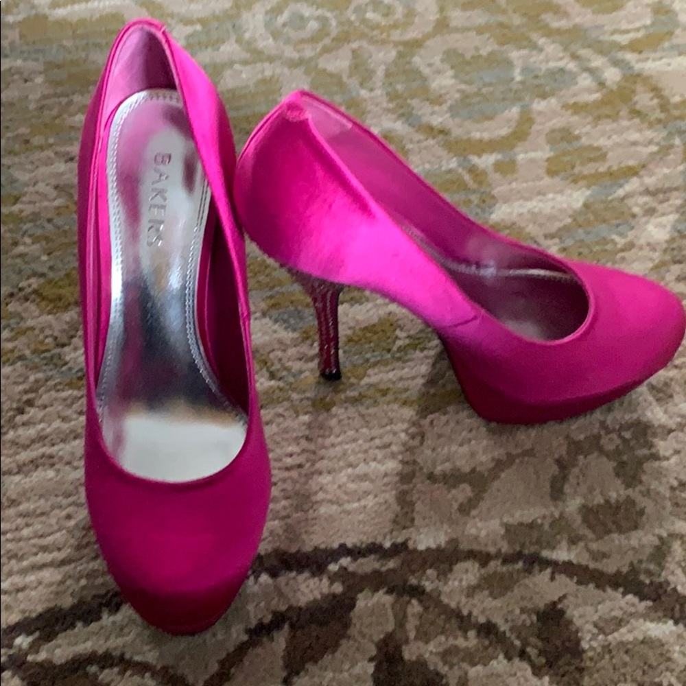 Fucia colored Royal stacked pumps